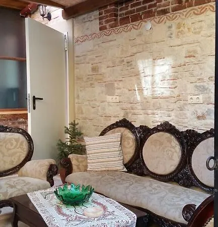 לינה וארוחת בוקר Casa Callinos 3*